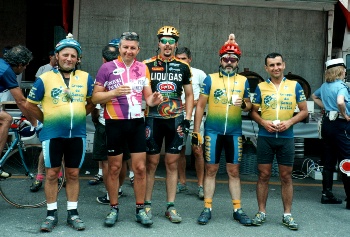 Foto all'arrivo con il "fine-corsa ciclistico"