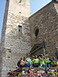 Foto di gruppo a ranghi compatti prima della conclusione del giro. Manca solo il piccolo colle di Nigoline dove c' l'Agriturismo. Si va a pranzo.